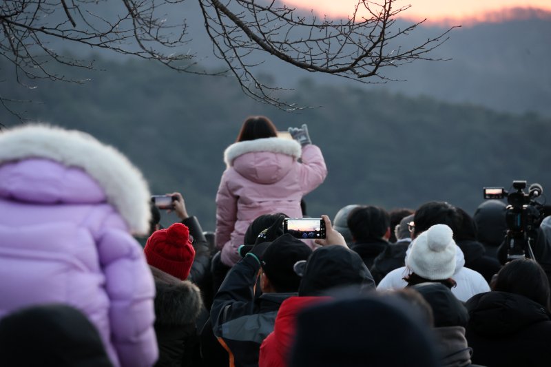 1일 전북 임실군 국사봉에서 해맞이를 하는 시민들이 일출을 촬영하고 있다.(임실군제공. 재판매 및 DB금지)2026.1.1/뉴스1 ⓒ News1 김동규 기자