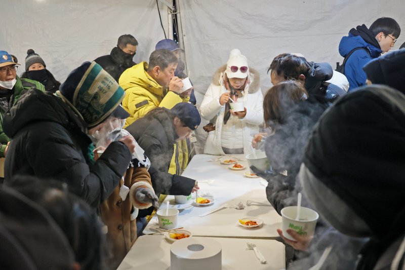 전북 임실군 국사봉에서 해맞이를 보기 위해 찾은 관광객들이 무료 제공된 떡국을 먹고 있다.(임실군제공. 재판매 및 DB금지)2026.1.1/뉴스1 ⓒ News1 김동규 기자