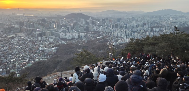 2026년 병오년(丙午年) 새해 첫날인 지난 1일 서울 종로구 인왕산 정상에서 시민들이 해돋이를 위해 대기해 있다. 연합뉴스