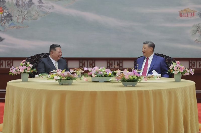 [서울=뉴시스] 북한 조선중앙TV는 지난해 9월 4일 김정은 국무위원장이 중국 베이징 인민대회당에서 시진핑 중국 국가주석과 '북중 정상회담'을 했다고 5일 보도했다. 김 위원장과 시 주석은 정상회담 후 소규모 다과회와 만찬을 한 것으로 알려졌다. (사진=조선중앙TV 캡쳐) 2026.01.01.. photo@newsis.com *재판매 및 DB 금지