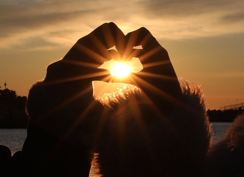 2026년 병오년(丙午年) 새해 첫날인 1일 오전 부산 해운대해수욕장에서 시민들이 새해 첫 해돋이를 감상하고 있다. 2026.1.1/뉴스1 ⓒ News1 윤일지 기자