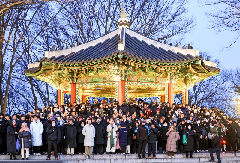 병오년(丙午年) 새해 첫날인 1일 서울 남산에서 시민들이 일출을 기다리고 있다. 2026.1.1/뉴스1 ⓒ News1 이호윤 기자