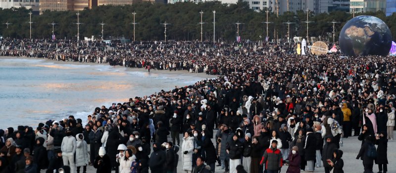 2026년 병오년(丙午年) 새해 첫날인 1일 오전 부산 해운대해수욕장에서 시민들이 새해 첫 해돋이를 기다리고 있다. 2026.1.1/뉴스1 ⓒ News1 윤일지 기자
