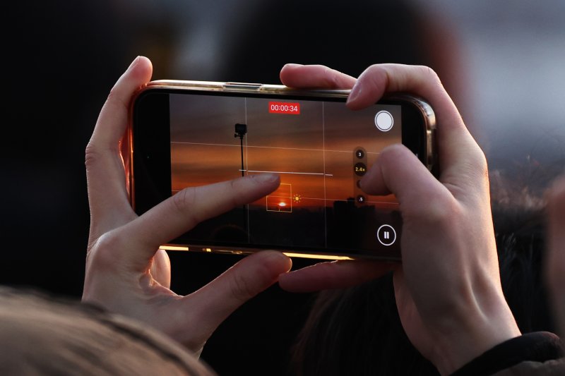 2026년 병오년(丙午年) 새해 첫 날인 1일 오전 서울 마포구 하늘공원에서 시민들이 첫 일출을 촬영하고 있다. 2026.1.1/뉴스1 ⓒ News1 황기선 기자