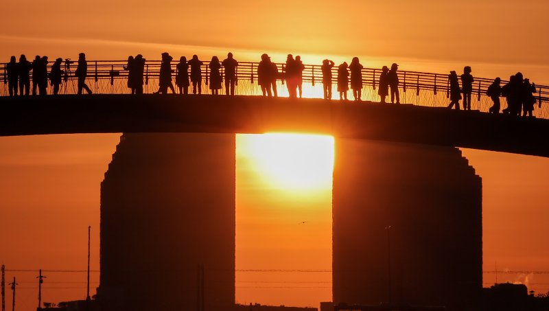2026년 병오년(丙午年) 새해 첫 날인 1일 서울 영등포구 선유도공원 선유교에서 시민들이 첫 일출을 바라보고 있다. 뉴스1