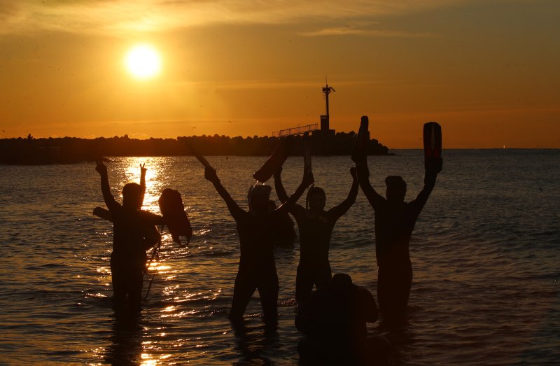 2026년 병오년(丙午年) 새해 첫날인 1일 오전 부산 해운대해수욕장에서 시민들이 새해 첫 해돋이를 감상하고 있다. 2026.1.1/뉴스1 ⓒ News1 윤일지 기자