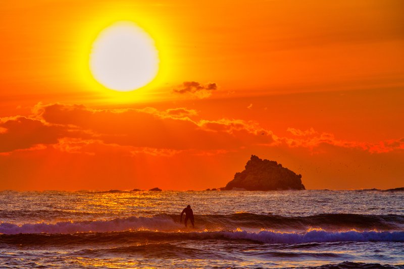 2026년 병오년(丙午年) 새해 첫날인 1일 강원 동해안 최북단 고성군 봉수대 해변에서 해가 수평선 위로 떠오르자 시민과 관광객들이 스마트폰으로 장관을 담고 있다.(강원 고성군 제공, 재판매 및 DB 금지) 2026.1.1/뉴스1 ⓒ News1 윤왕근 기자