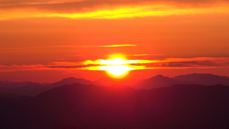 새해 첫 날인 1일 경남 거창군 남상면 감악산 정상에서 바라본 동녘 하늘에 2026년 병오년 첫 태양이 붉게 떠오르고 있다. (거창군 제공. 재판매 및 DB 금지) 2026.1.1/뉴스1