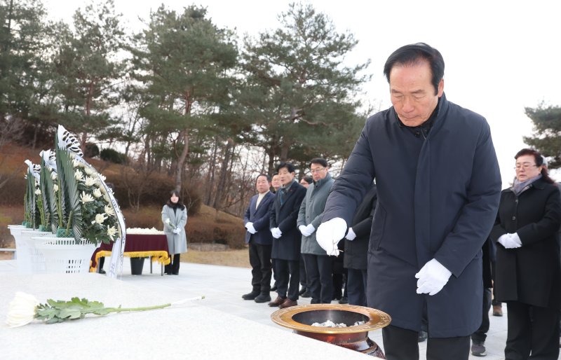[의성=뉴시스] 병오년 새해를 맞아 1일 김주수 의성군수가 충혼탑에 참배하고 있다. (사진=의성군 제공) 2026.01.01. photo@newsis.com *재판매 및 DB 금지