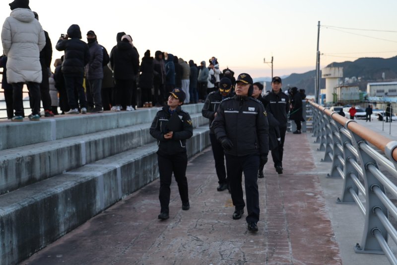 현장 안전 점검 나선 김인창 동해해경청장 (출처=연합뉴스)