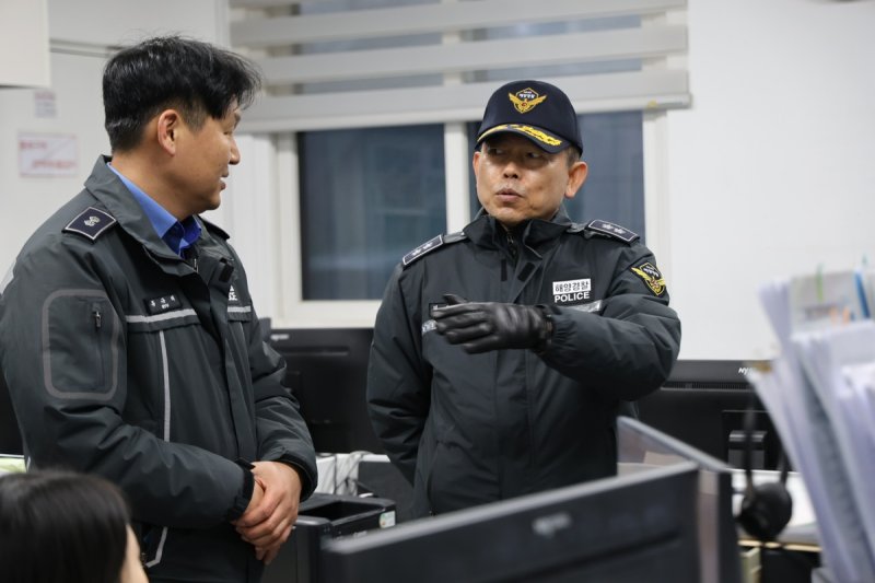 파출소 찾은 김인창 동해해경청장 (출처=연합뉴스)