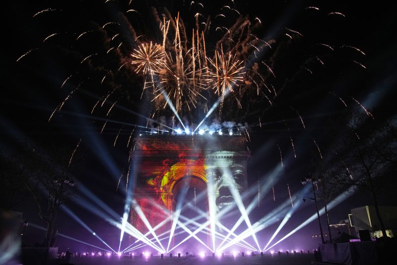 [파리=AP/뉴시스] 프랑스 파리 개선문에서 1일(현지 시간) 새해맞이 불꽃놀이가 펼쳐지고 있다. 2026.01.01.