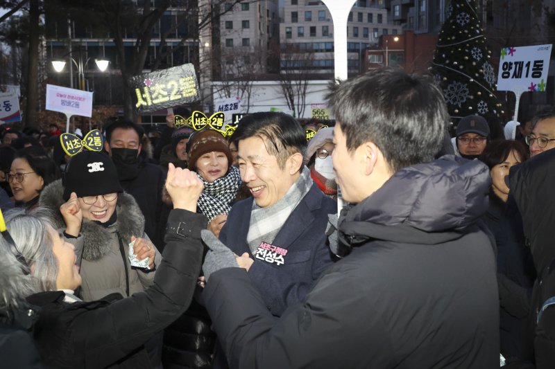 전성수 서초구청장(오른쪽)이 1일 서초구청 광장에서 열린 새해맞이 행사에서 주민들에게 새해 인사를 하고 있다.(서초구청 제공)