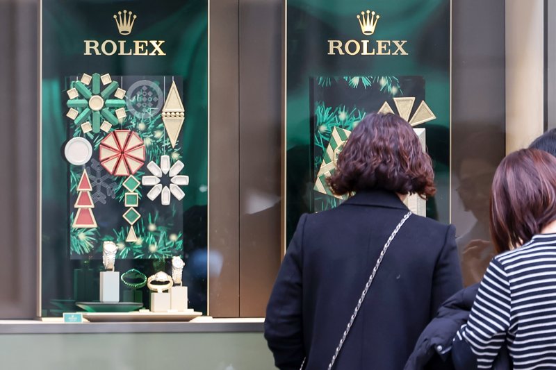 서울의 한 백화점 쇼윈도에 전시된 롤렉스 시계를 시민들이 살펴보고 있다. 뉴스1