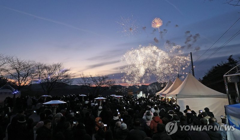 일출 기다리며 불꽃놀이 (출처=연합뉴스)