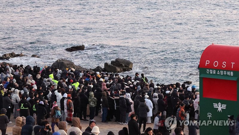 해맞이객으로 북적이는 간절곶 (출처=연합뉴스)