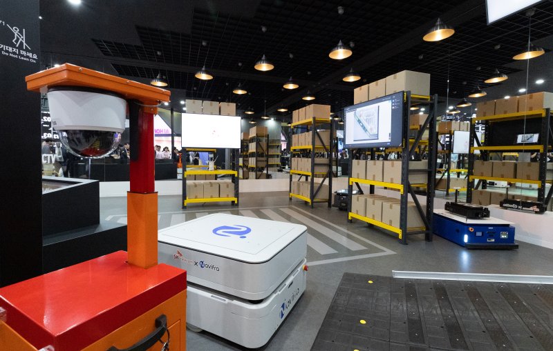 지난해 서울 강남구 코엑스에서 열린 '2025 월드 IT쇼'에 스마트 팩토리 시스템이 전시돼 있다.ⓒ News1