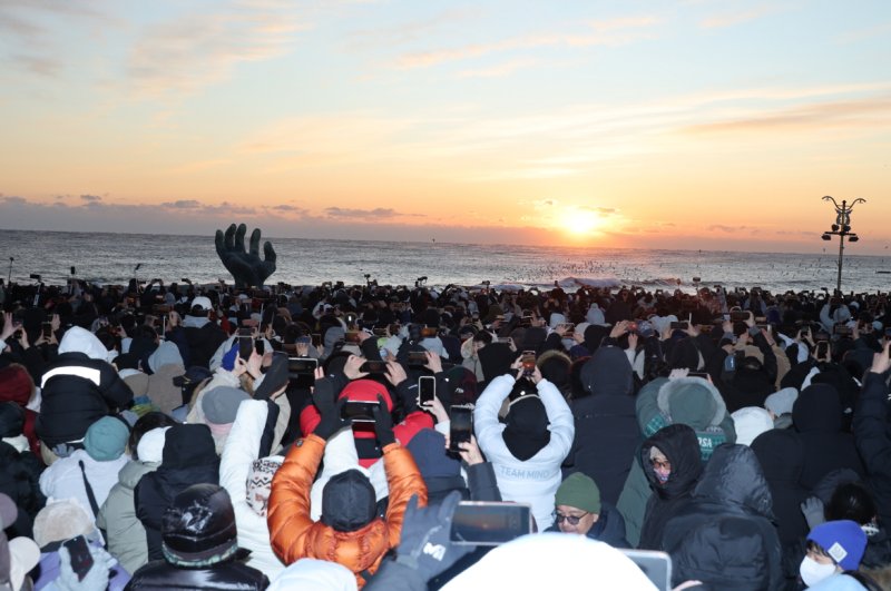 [포항=뉴시스] 송종욱 기자 = '제28회 호미곶한민족해맞이 축전' 새해 일출. (사진=포항시 제공) 2026.01.01. photo@newsis.com