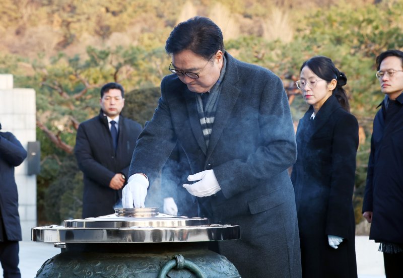 [서울=뉴시스] 박주성 기자 = 우원식 국회의장이 2026년 새해 첫날인 1일 서울 동작구 국립서울현충원 현충탑에 분향하고 있다. 2026.01.01. park7691@newsis.com