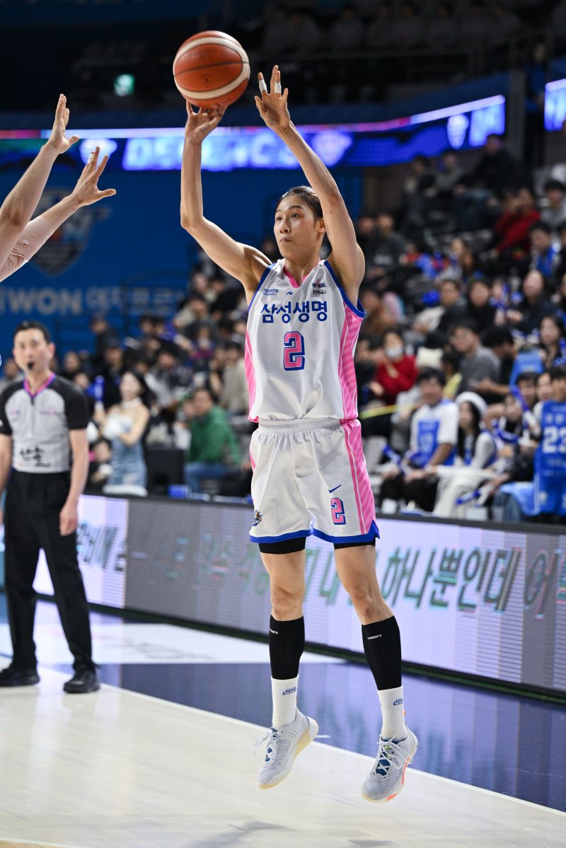 용인 삼성생명 이해란은 평균 20.08점으로 득점 부문 선두에 올랐다. (WKBL 제공)