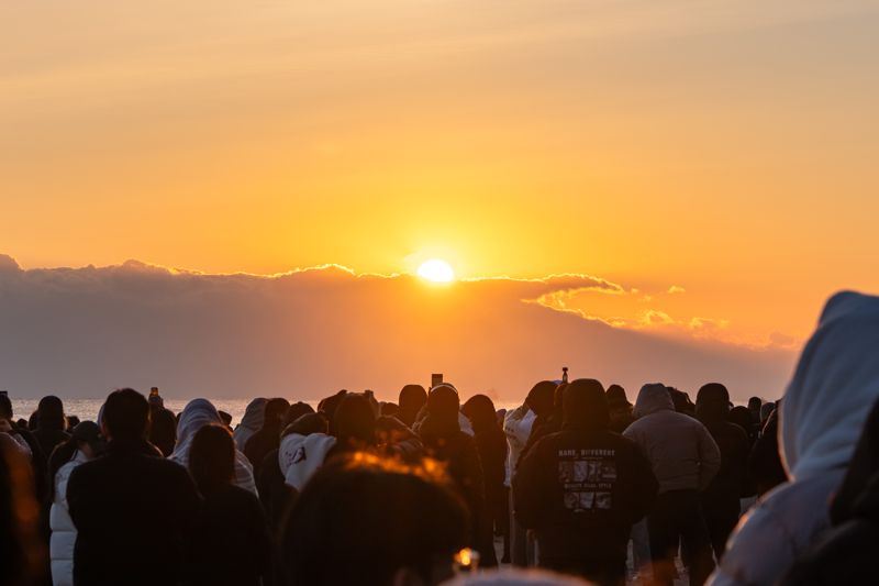 병오년 첫 일출을 보기 위해 30만명이 넘는 방문객이 동해안 대표 해맞이 도시 강릉시를 찾았다. 강릉시 제공