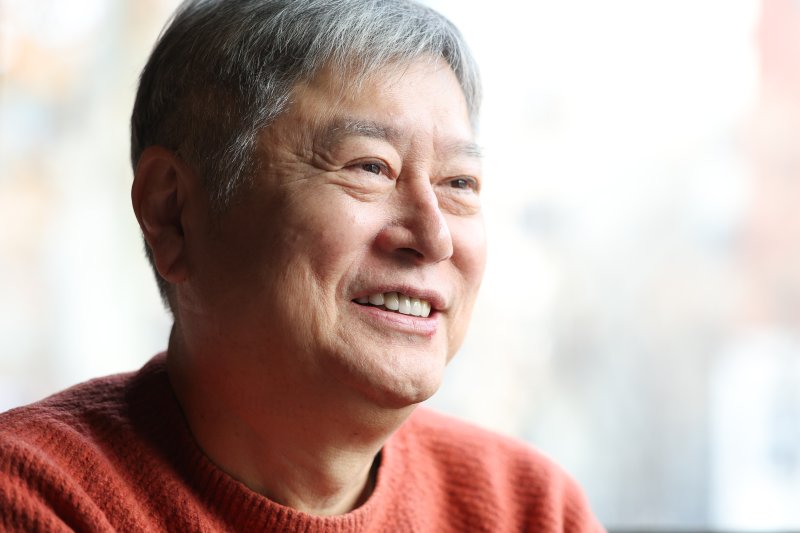 [서울=뉴시스] 황준선 기자 = 강승원 김광석추모사업회장이 29일 서울 종로구 학림다방에서 뉴시스와 인터뷰를 하고 있다. 2025.12.29. hwang@newsis.com