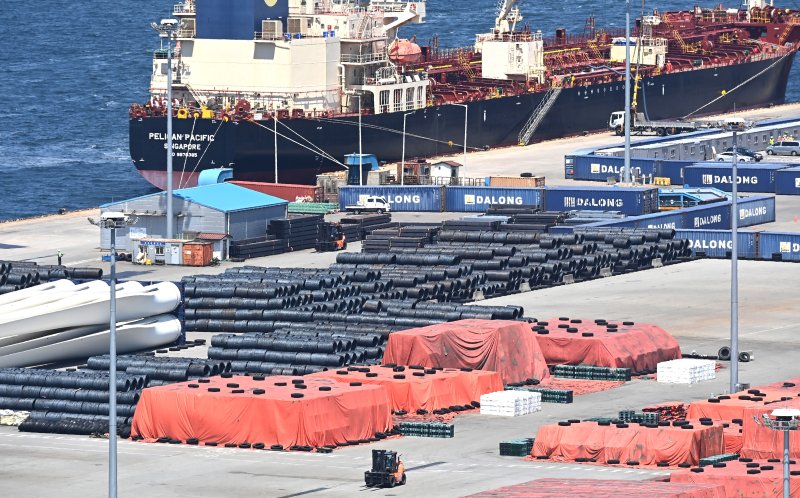 [평택=뉴시스] 김종택 기자 = 4일 경기 평택시 포승읍 평택항 수출 야적장에 철강 제품이 쌓여있는 모습. 2025.06.04. jtk@newsis.com