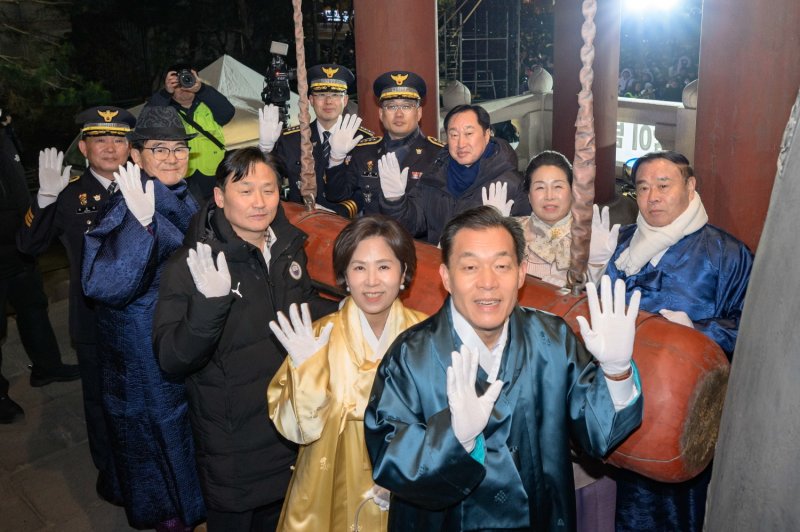 이재준 경기 수원시장이 지난 12월 31일 자정 이재식 시의회 의장, 김영진(수원병)·김준혁(수원정) 국회의원, 시민 대표 등과 함께 여민각에서 제야 타종 행사를 진행하고 있다. (수원시 제공. 재판매 및 DB 금지) 2026.1.1/뉴스1