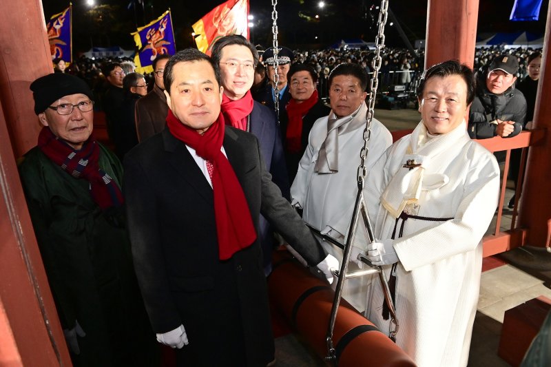 [진주=뉴시스]진주시, ‘2025 제야의 종 타종 행사’.(사진=진주시 제공).2026.01.01.photo@newsis.com *재판매 및 DB 금지