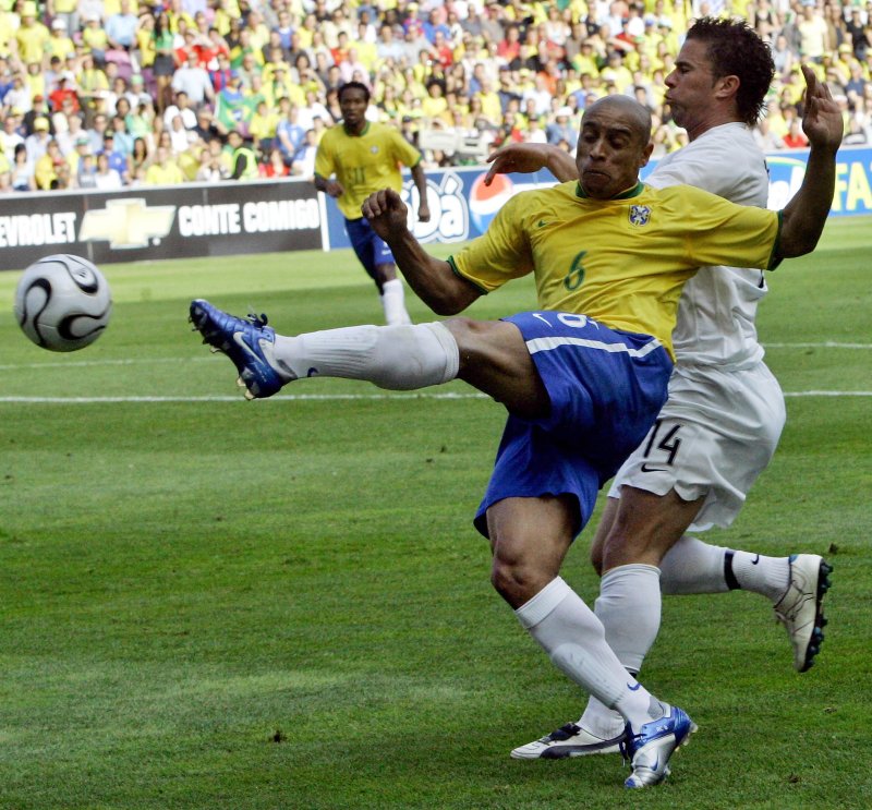 [제네바=AP/뉴시스]브라질 축구 전설 호베르투 카를루스. 2006.06.04.