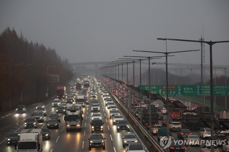 휘발유차 매각하고 전기차 사면 보조금 100만원 더…악용 우려도 (출처=연합뉴스)