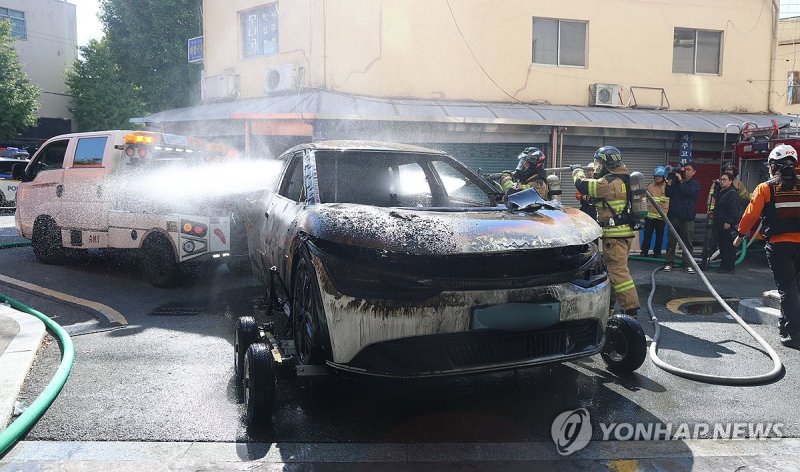 충전 중 불 난 전기차 (출처=연합뉴스)