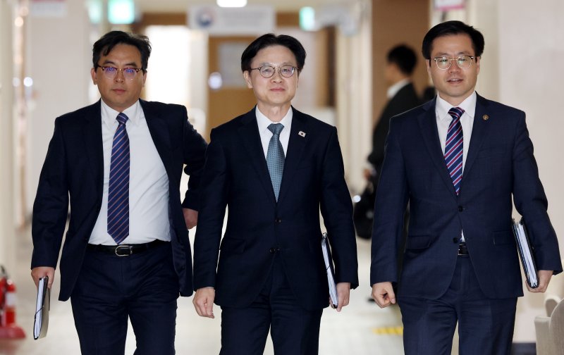 [서울=뉴시스] 추상철 기자 = 김정관(왼쪽 두번째부터) 산업통상부 장관과 여한구 통상교섭본부장이 14일 오후 서울 종로구 정부서울청사에서 '한미 관세협상 팩트시트 및 MOU' 관련 브리핑을 위해 브리핑실로 들어서고 있다. 2025.11.14. scchoo@newsis.com