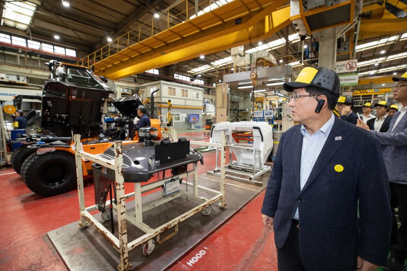 김성환 기후에너지환경부 장관이 28일 인천시 동구 두산밥캣코리아 생산 공장을 방문하여 전기 지게차 생산과정을 살펴보고 있다. (환경부 제공. 재판매 및 DB 금지) 2025.8.28/뉴스1