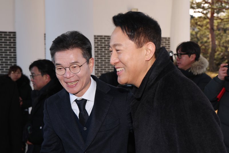 오세훈 서울시장(오른쪽)과 정원오 성동구청장이 새해 첫 날인 1일 서울 동작구 국립서울현충원에서 현충탑 참배를 마치고 나란히 이동하고 있다. 2026.1.1/뉴스1 ⓒ News1 임세영 기자