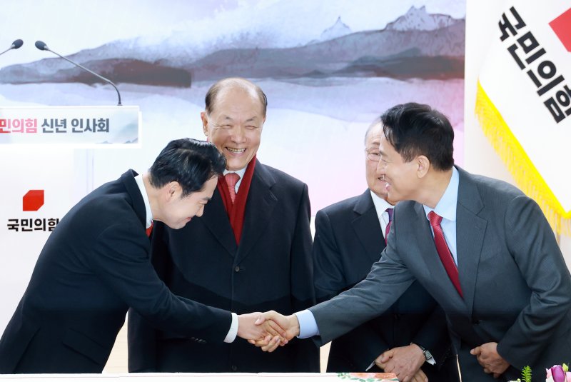 국민의힘 장동혁 대표(오른쪽)와 오세훈 서울시장이 1일 서울 여의도 중앙당사에서 열린 신년인사회에 참석해 새해 인사를 나누고 있다. 가운데는 상임고문인 황우여 전 비상대책위원장. 연합뉴스