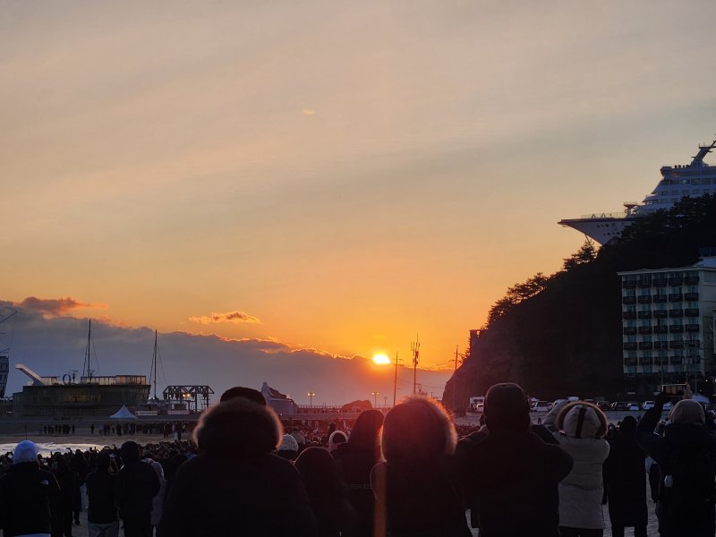 [강릉=뉴시스] 이순철 기자 = 2026년 병오년(丙午年) 새해, 강릉 정동진 해변에서 해맞이객 사이로 해가 떠오르고 있다. 대한민국의 대표적인 해맞이 명소다.2026.01.01.grsoon815@newsis.com *재판매 및 DB 금지