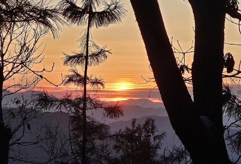 [횡성=뉴시스] 2026년 병오년(丙午年) 새해를 맞은 1일 강원 횡성군 웰리힐리파크 수리봉 정상으로 희망찬 첫 해가 떠오르고 있다. (사진=웰리힐리파크 제공) 2026.01.01. photo@newsis.com *재판매 및 DB 금지