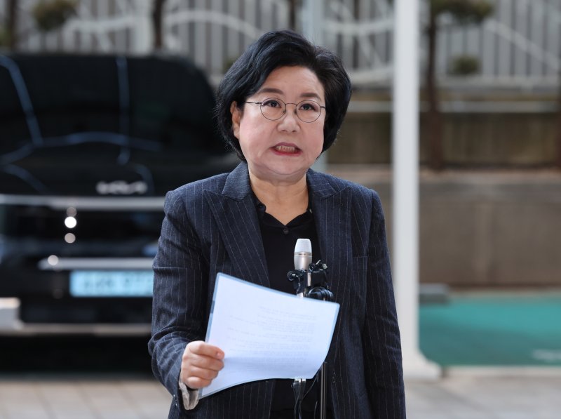 [서울=뉴시스] 배훈식 기자 = 이혜훈 기획예산처 장관 후보자가 30일 오전 서울 중구 예금보험공사에 마련된 인사청문회 준비 사무실로 출근하며 준비한 자신의 입장을 밝히고 있다. 2025.12.30. dahora83@newsis.com