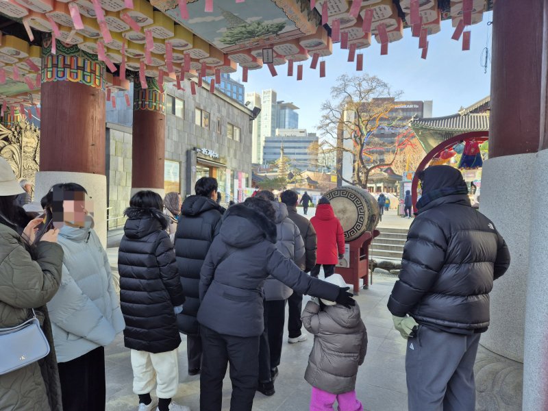 1일 오전 서울 종로구 조계사를 찾은 시민들이 발원의 북을 치기위해 줄을 서고 있다. 2026.1.1/뉴스1 ⓒ News1 신윤하 기자
