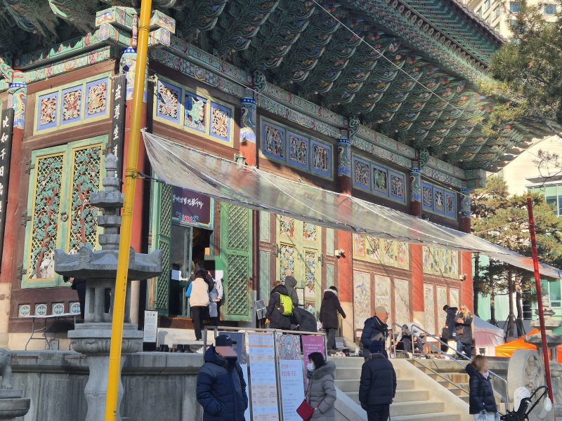 새해 첫날인 1일 서울 종로구 조계사 대웅전이 붐비는 모습. 2026.1.1/뉴스1 ⓒ News1 신윤하 기자