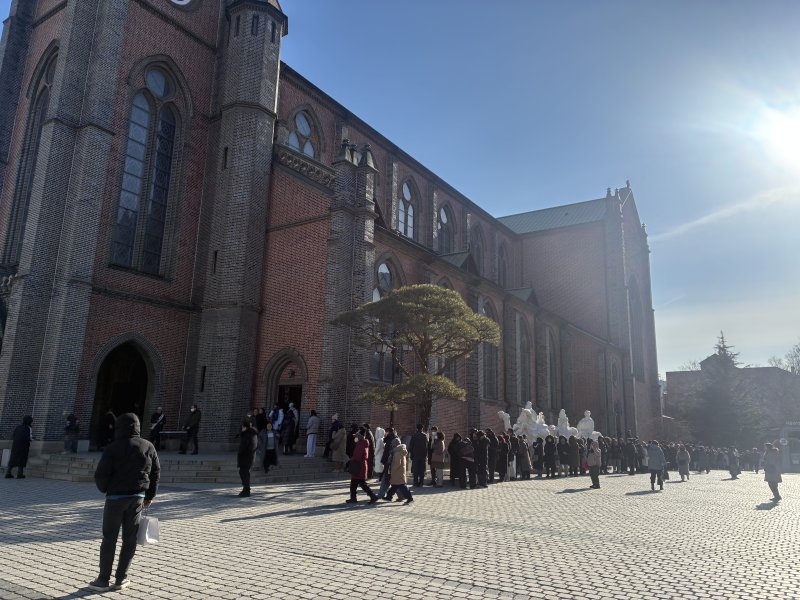 1일 서울 중구 명동성당이 미사를 기다리고 있는 시민들로 붐비고 있다. 2025.1.1/뉴스1 ⓒ News1 김기성 기자