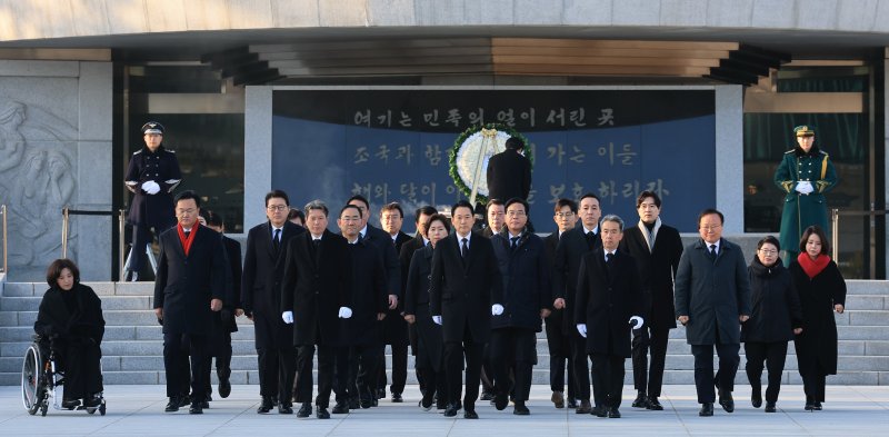 장동혁 국민의힘 대표가 새해 첫 날인 1일 서울 동작구 국립서울현충원에서 현충탑에 참배를 마치고 이동하고 있다. 2026.1.1/뉴스1 ⓒ News1 임세영 기자