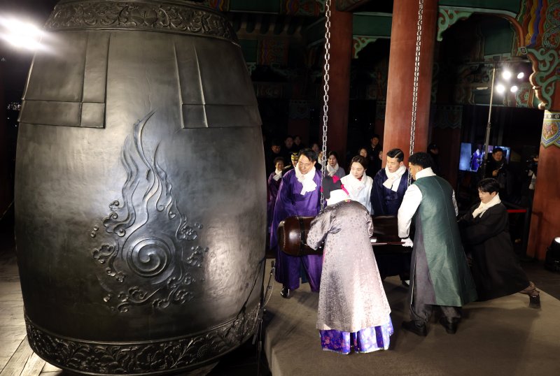 2026년 병오년(丙午年) 첫날인 1일 오세훈 서울시장과 가수 양희은, 션, 육상선수 나마디 조엘 진 등 시민대표들이 서울 종로구 보신각에서 신년 새해맞이 타종행사에서 제야의 종을 울리고 있다. (공동취재) 2026.1.1/뉴스1 ⓒ News1 김도우 기자