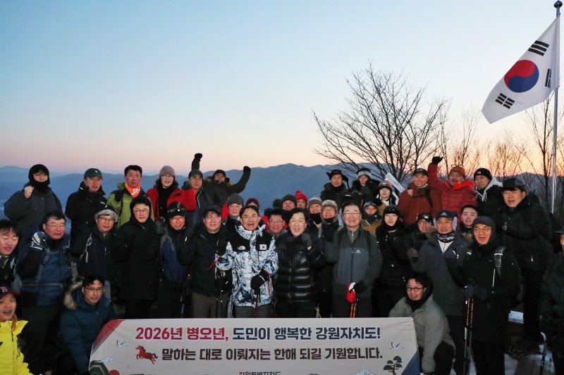 김진태 강원특별도지사가 2026년 병오년(丙午年) 새해 첫날인 1일 도청 실·국장과 직원 30여 명과 함께 춘천 금병산에서 해맞이를 하고 있다. (강원도 제공, 재판매 및 DB 금지) 2026.1.1/뉴스1