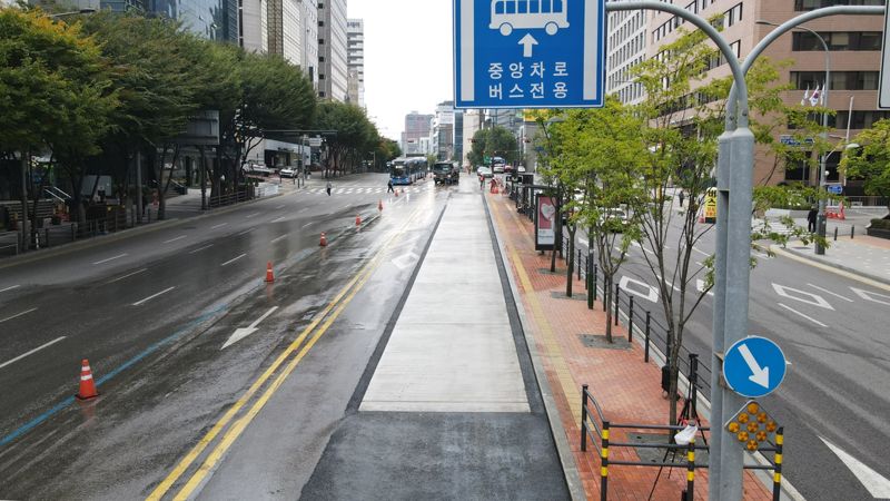 지난해 10월 서울 강남구 신사역 인근 도로에 고강성 콘크리트 포장이 이뤄지고 있다. 서울시 제공