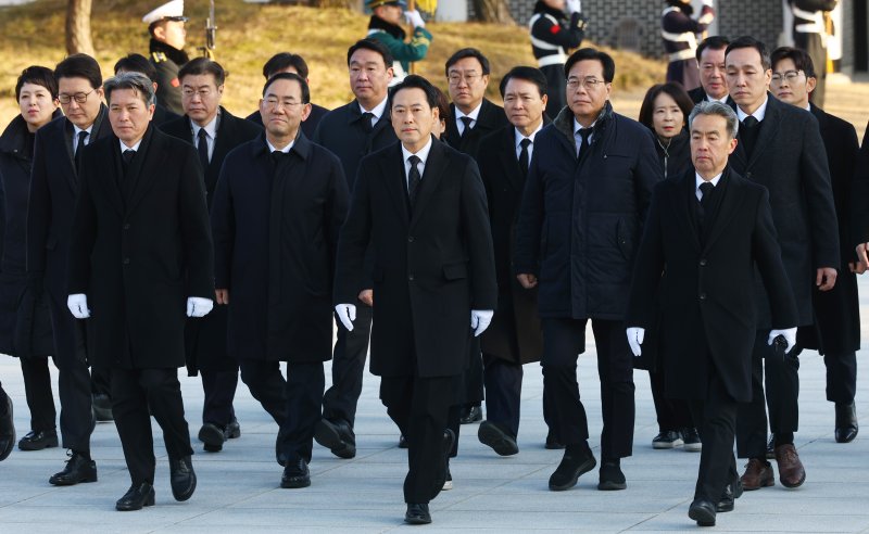 [서울=뉴시스] 박주성 기자 = 장동혁 국민의힘 대표를 비롯한 당 지도부가 2026년 새해 첫날인 1일 서울 동작구 국립서울현충원을 참배하고 있다. 2026.01.01. park7691@newsis.com