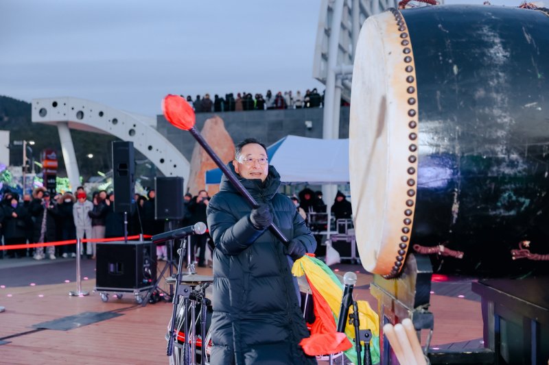 [해남=뉴시스]땅끝마을 해맞이 '대북 타고'. (사진=해남군 제공) 2026.01.01. photo@newsis.com *재판매 및 DB 금지