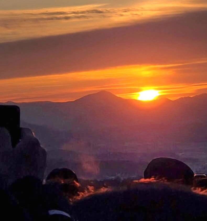 [보은=뉴시스] 연종영 기자 = 1일 오전 충북 보은군 보은읍 삼년산성에서 해맞이 나온 주민들이 휴대전화에 새해 첫 일출을 담고 있다. 충북 중남부 지역에선 동그랗고 밝고 붉은 해를 관측할 순 없었다. 민족통일보은군협의회는 삼년산성 동쪽 성벽에서 해맞이 행사를 주관했다. 2026.01.01. jyy@newsis.com *재판매 및 DB 금지