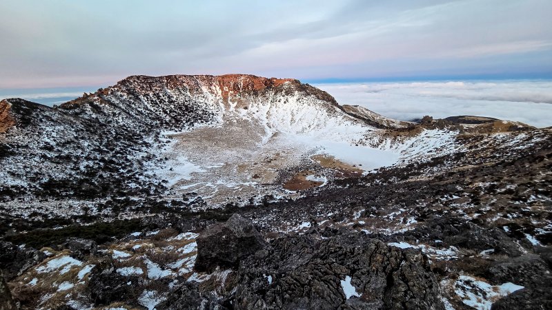 [제주=뉴시스] 병오년(丙午年) 새해 첫날인 1일 오전 제주 한라산 백록담을 찾은 해맞이객들이 구름 위로 떠오르는 일출 장관을 감상하고 있다. (사진=독자 김경미씨 제공) 2026.01.01. photo@newsis.com *재판매 및 DB 금지